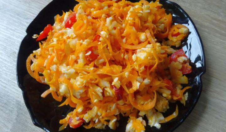 Jak udělat pikantní mrkvový salát se sýrem | nejlepší recept