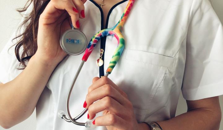 Jak funguje diagnostický nástroj stetoskop, a co má společné s fonendoskopem?