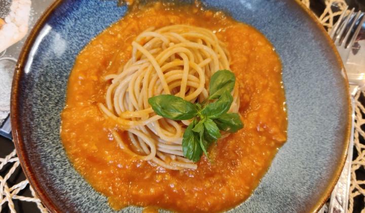 špagety s mletým krůtím masem a omáčkou z pečených paprik