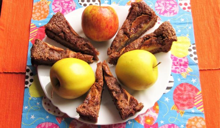 Jak upéct vláčný jablečný koláč se sladkou krustou | recept