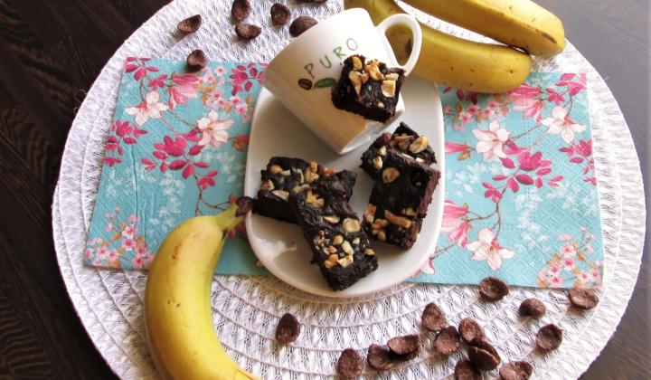 Jak na veganské kakaové brownies z banánů a arašídového másla