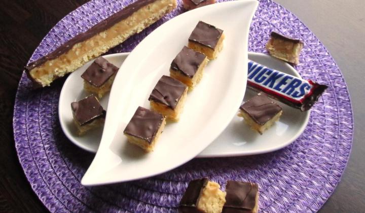 Jak z čokolády, arašídů a karamelového krému připravit domácí Snickers kostku | recept