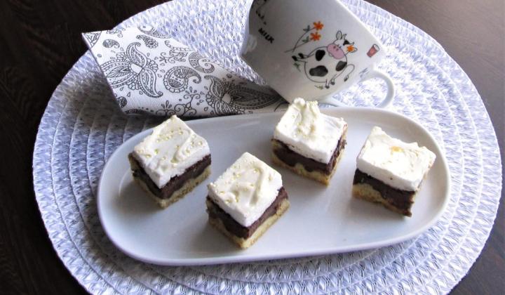 Jak upéct krémovník s tmavou tvarohovou náplní a sladkou sněhovou krustou | recept Jak upéct krémovník s tmavou tvarohovou náplní a sladkou sněhovou krustou | recept