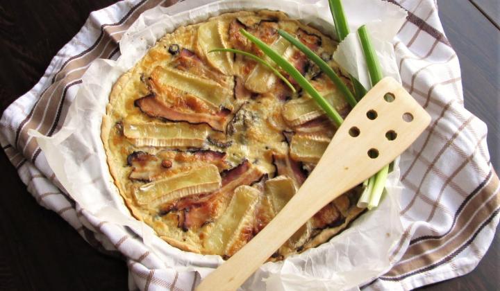 Jak v českém pojetí upéct francouzský slaný quiche s českou klasikou, tedy hermelínem a slaninou