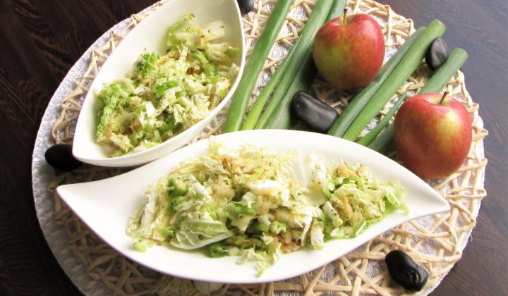 Jak připravit šťavnatý salát z pekingského zelí, jablek a jablečného křenu | recept