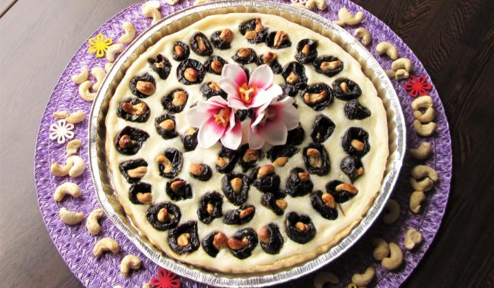Jak upéct koláč se smetanově jemným krémem a sušenými švestkami | recept
