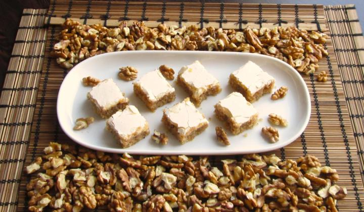 Jak upéct luxusní ořechové řezy se sladkou žloutkovou skořepinou | recept
