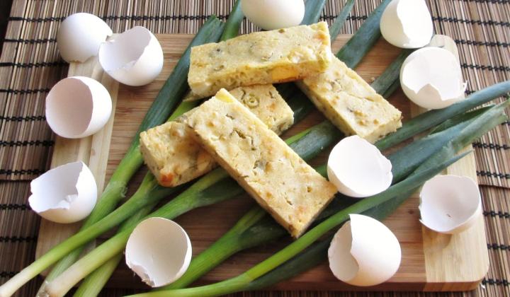 Jak upéct slaný šťavnatý koláč s vejci a jarní cibulkou | recept