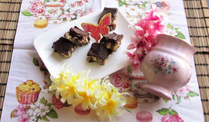 Karamelové kostky s oříšky, semínky a čokoládovou polevou Jak na kouzelně karamelové kostky s oříšky, semínky a čokoládovou polevou | recept