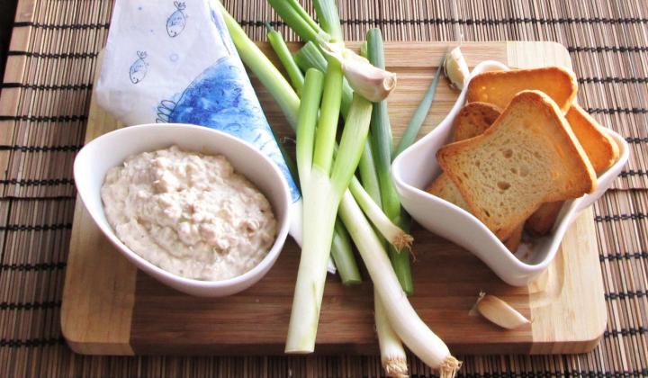 Jak vymíchat jemnou pomazánku z taveného sýru, vajíček a tresčích jater | recept