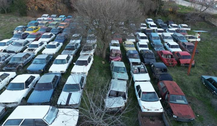 Letecký pohled na vrakoviště aut · Foto: Mahmut Yılmaz / Pexels Řady odstavených vozidel na vrakovišti z ptačí perspektivy, ilustrace ekologické likvidace auta