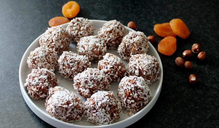 datlové kuličky RAW v kokosu datlové kuličky RAW v kokosu