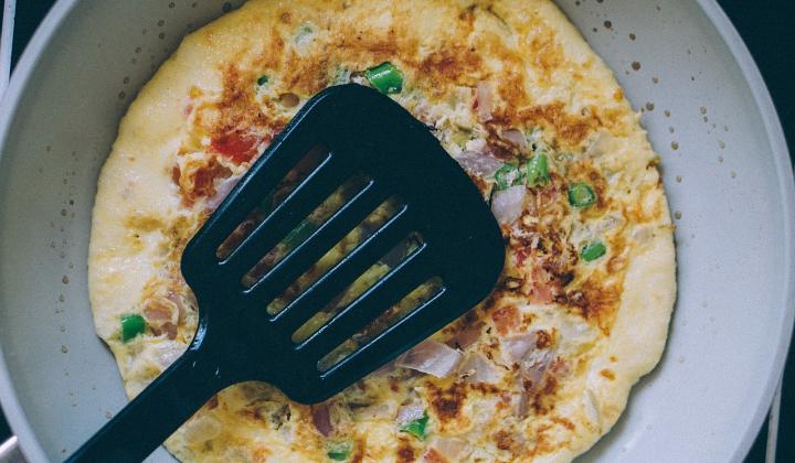 Jak udělat jarní omeletu s kopřivami a parmazánem | recept