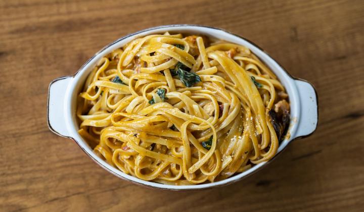 Jak udělat špagety se sýrovou omáčkou | recept