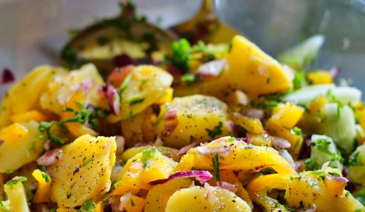 Jak na teplý bramborový salát s dýní a s pečenými rajčaty | recept
