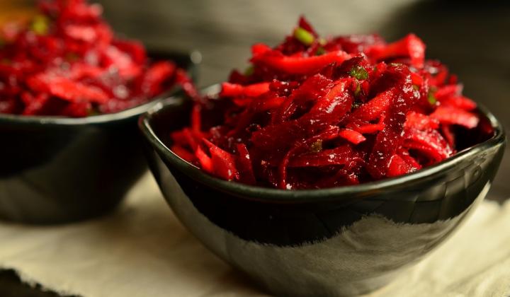 Jak připravit salát z červeného zelí s pečenou červenou řepou | recept