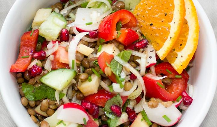 Jak udělat salát z červené čočky a pohanky se zeleninou | recept