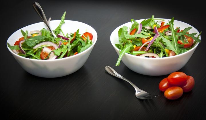 Jak připravit zeleninový salát s rukolou a jogurtem | recept