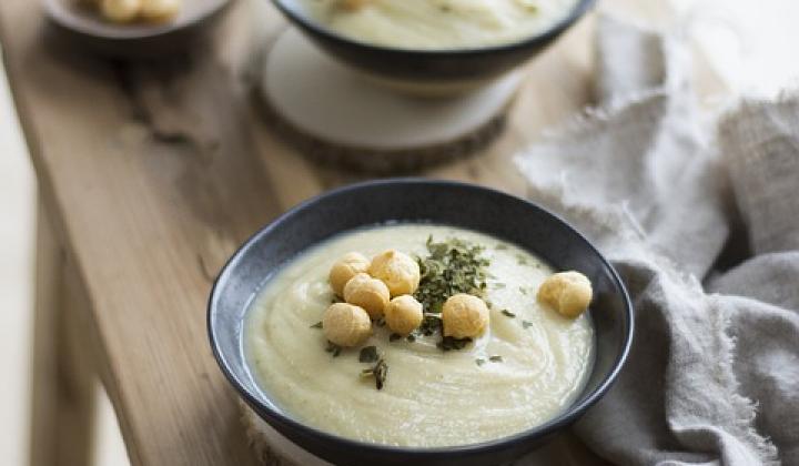 Jak připravit květákovou polévku s rukolovými krutony | recept