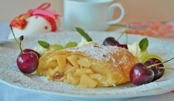 Jak upéct jablečný štrúdl z taženého těsta | recept