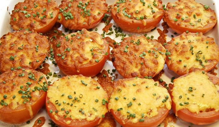 Pečená rajčata s balkánským sýrem a rozmarýnem | recept