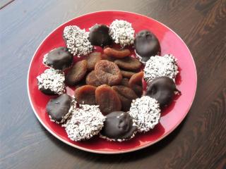 Jak připravit meruňky v hořké čokoládě a kokosu | recept na nepečené vánoční cukroví