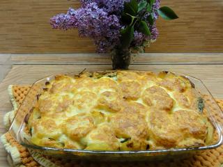 Jak zapéct brambory s vejci, špenátem a sýrem | recept z jedné pánve