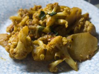 Jak připravit pikantní indický květák | recept na tradiční indický pokrm zvaný aloo gobi