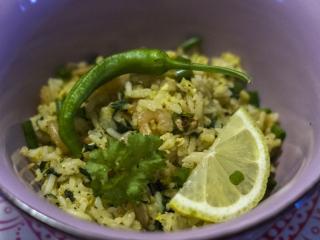 Jak připravit pikantní smaženou rýži s krevetami a špenátem
