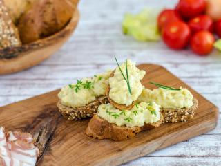 Jak přichystat vajíčkovou pomazánku s medvědím česnekem | recept