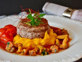 Jak připravit hovězí steak s neapolskou omáčkou | recept