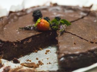 Jak upéct čokoládový cheesecake s lesním ovocem