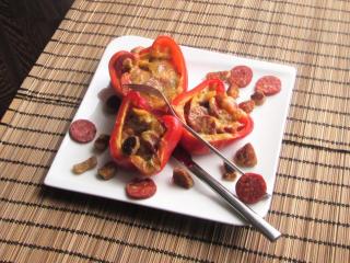 Jak na pečené papriky plněné pikantní klobásou a sýrem | recept
