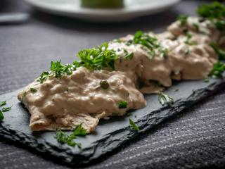 Jak na tuňákovou pomazánku s cibulkou a ředkvičkami | recept