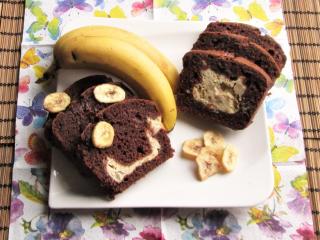 Jak upéct vláčný kakaový chlebíček s tvarohovo-banánovou nádivkou | recept