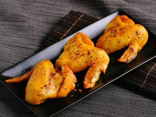 Jak upéct kuřecí křídla na česneku | recept
