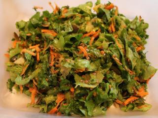 Jak připravit křupavý salát se slunečnicovými semínky | recept
