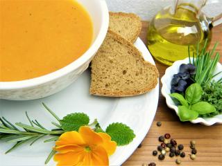 Jak uvařit mrkvovou polévku s cuketou a bazalkovými nočky | recept