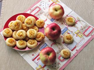 Jak upéct jemné koláčky s jablečnou náplní | recept