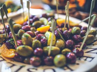 Jak připravit pikantní salát z nakládaných oliv | recept