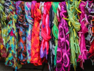 Jak batikovat oblečení vázanou batikou