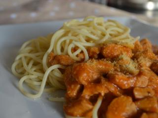 Jak uvařit špagety s kuřecím masem a červenou omáčkou | recept