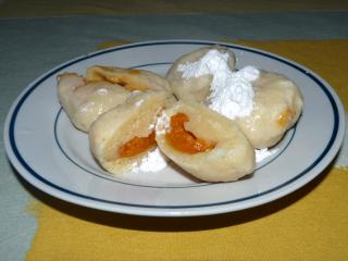 Jak udělat meruňkové knedlíky z krupicového těsta | recept