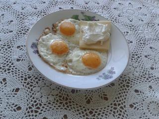 Jak připravit opečený tvaroh s vejci | recept