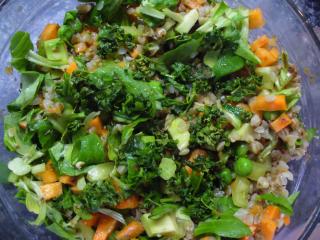 Jak připravit pohankový salát s mrkví, polníčkem a hráškem | recept