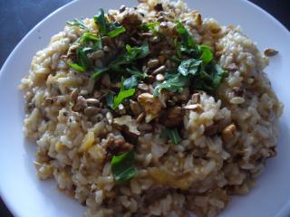 Jak uvařit celozrnnou krémovou rýži s oříšky | recept