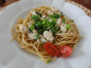 Jak uvařit směs na špagety s kuřecím masem a jarní cibulkou | recept