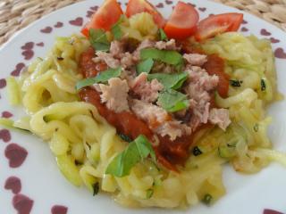 Jak udělat cuketové špagety s rajčaty a tuňákem | recept