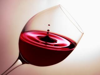 Jak vyprat oblečení polité červeným vínem