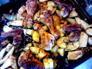 Jak upéct kuřecí paličky s rozmarýnem s pečenými bramborami a mrkví | recept